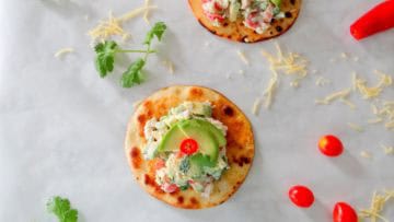 Tostada met gerookte kipsalade