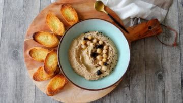 Hummus met zwarte knoflook