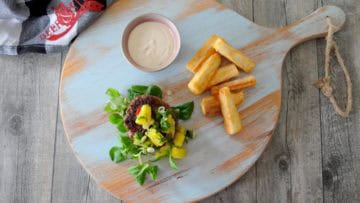 Jamaican hamburger met chipotlesaus