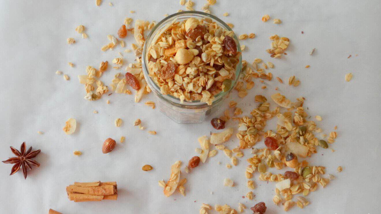 Zelfgemaakte granola met chai kruidenmix