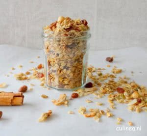 Zelfgemaakte granola met chai kruidenmix