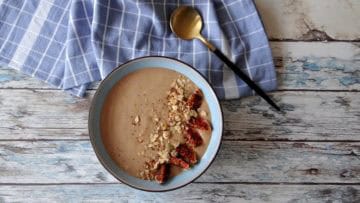 Koffie, banaan en cashew smoothiebowl