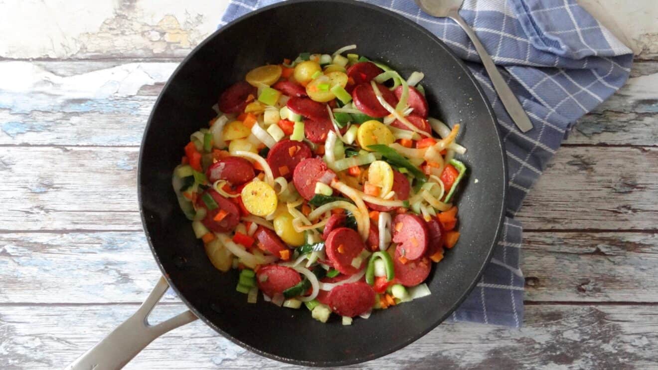 Roergebakken aardappeltjes, groente en sucuk