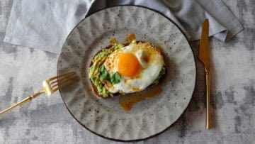 Toast met avocado, spiegelei en paprikaolie