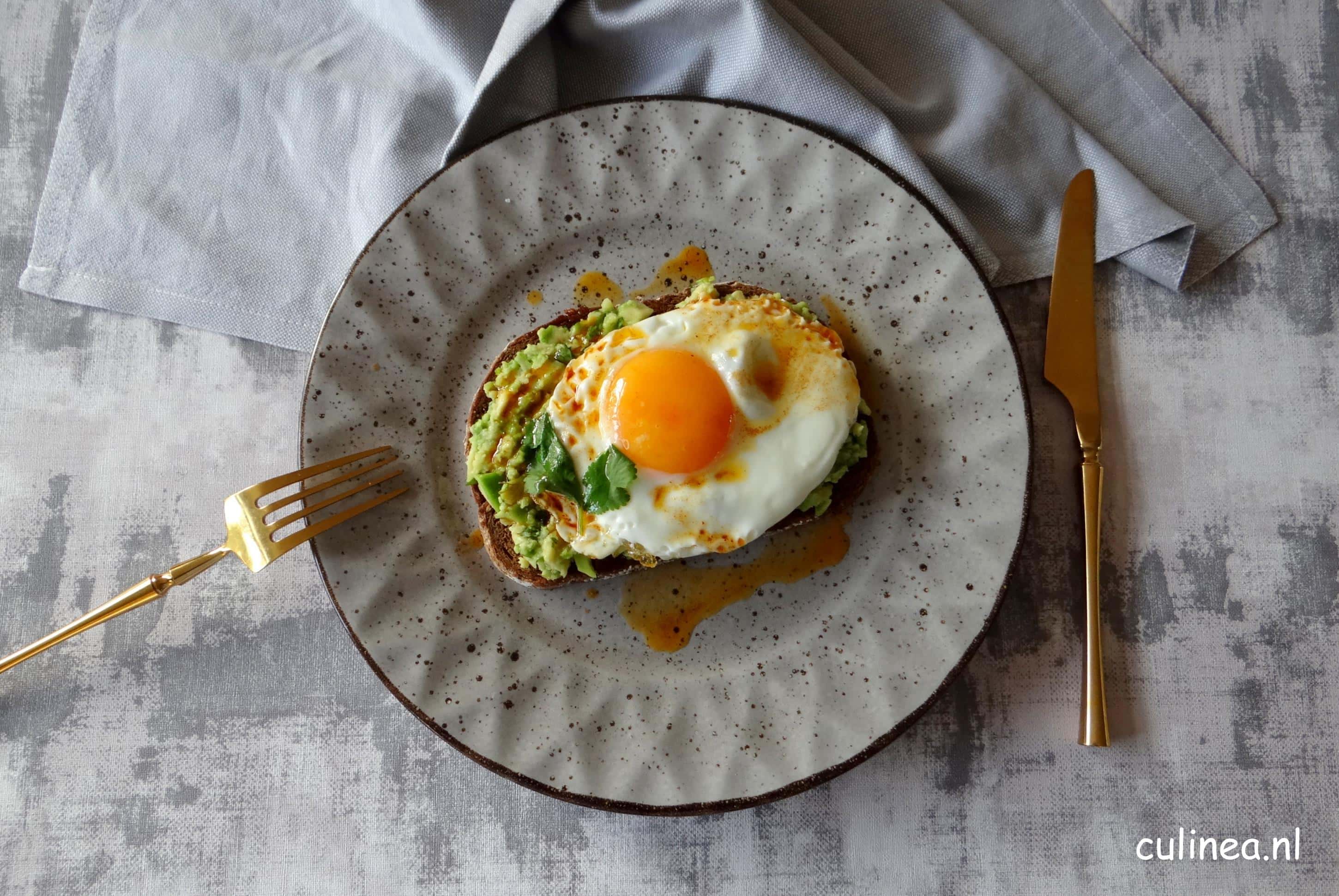 Toast met avocado, spiegelei en paprikaolie Culinea.nl; Avocado met ei gerookt op de barbecue BBQ NL