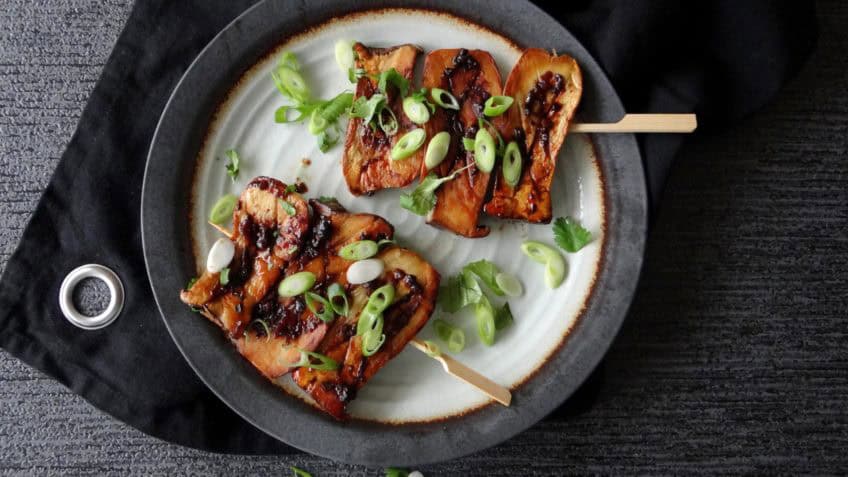 Paddenstoelspiesjes met zwarte bonensaus