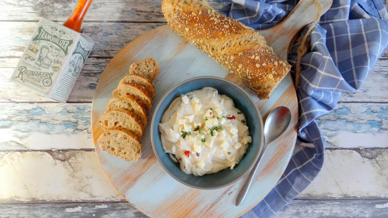 Pittige fetadip met zongedroogde tomaten