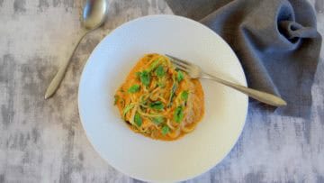 Courgetti met pittige cashewsaus