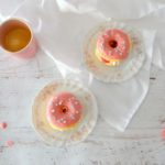 Donuts met slagroom en frambozen