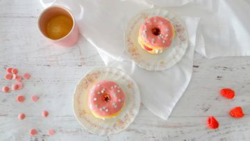 Donuts met slagroom en frambozen