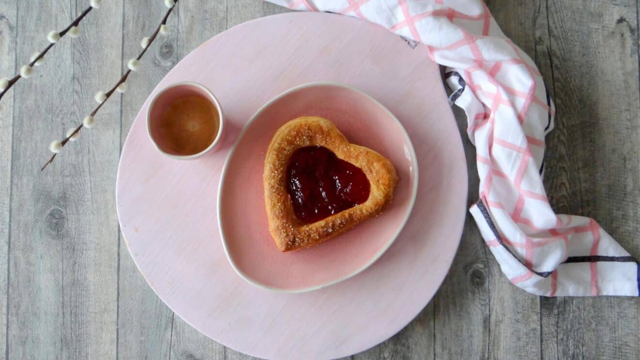 Hartvormige croissants met jam