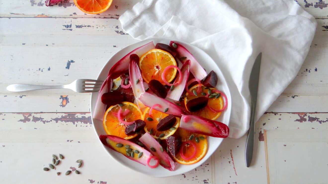 Roodlofsalade met bietjes en nagelhout