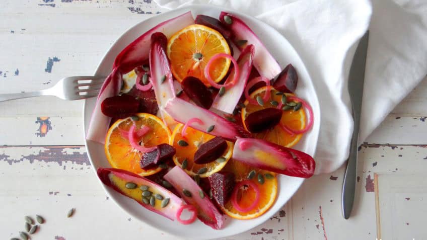 Roodlofsalade met bietjes en nagelhout