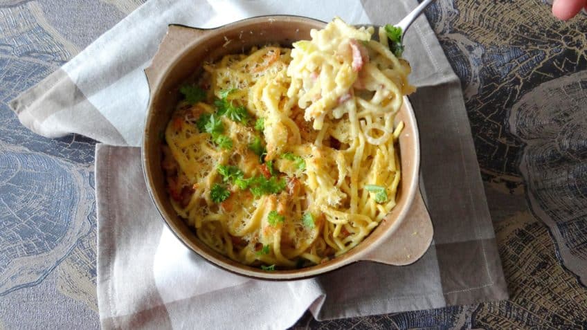 Spätzle met uien, spek en kaassaus