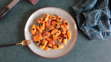 Zoete aardappelgnocchi met zwarte knoflook en nagelhout