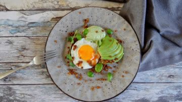 Gebakken ei op toast met groene tahinisaus