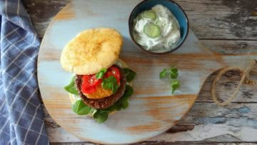 Lamsburgers met walnotensaus en tzaziki