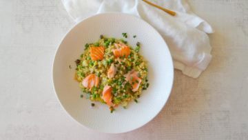 Parelcouscous met zalm, prei en erwten