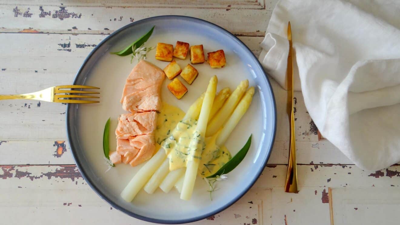 Asperges met gepocheerde zalm