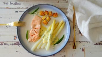 Asperges met gepocheerde zalm