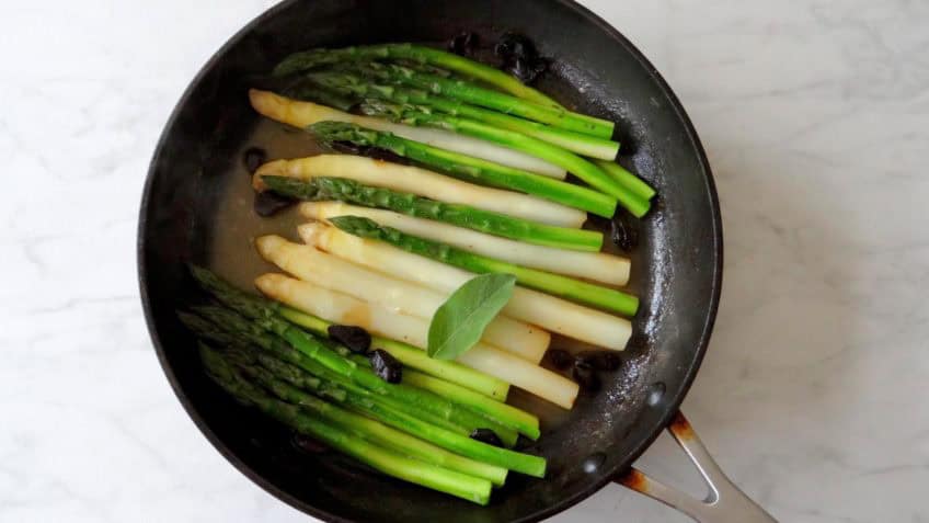 Geglaceerde asperges met zwarte knoflook