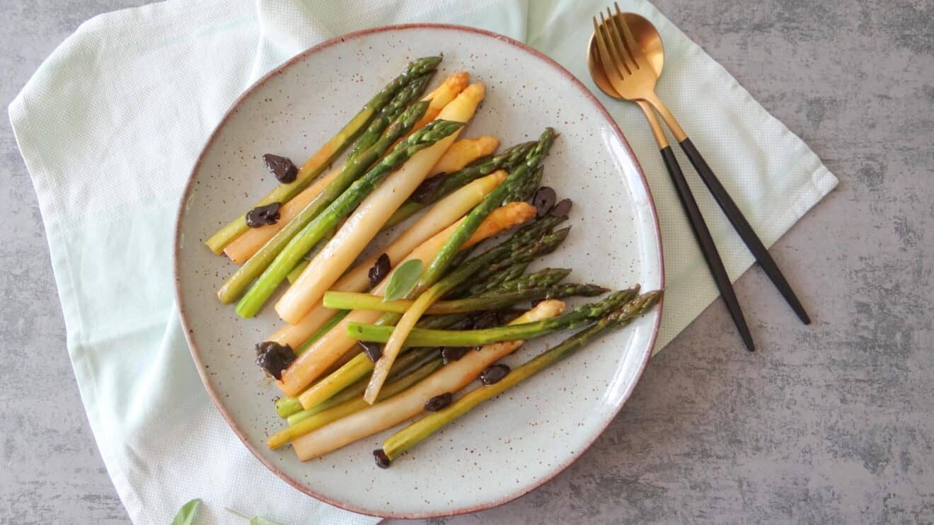 Geglaceerde asperges met zwarte knoflook