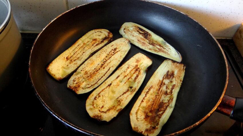 Aubergine rolletjes in tomatensaus