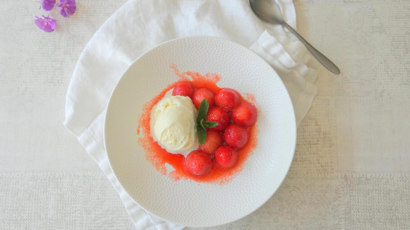 Geflambeerde aardbeien met vanille-ijs