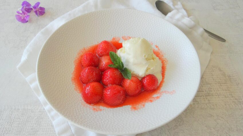 Geflambeerde aardbeien met vanille-ijs