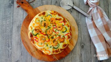 Bloemkool pizza met garnalen en maïs