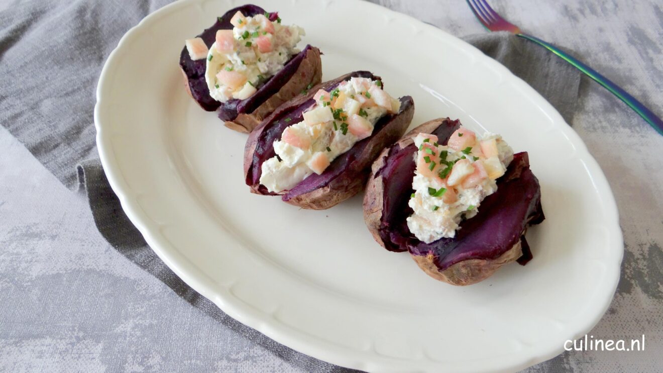Gepofte paarse zoete aardappel met paling