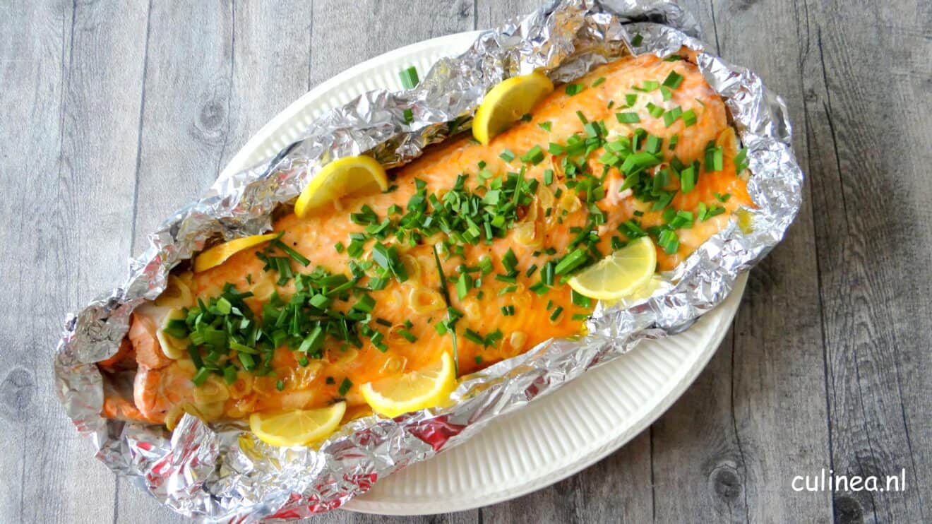 Hele zalmzijde in folie uit de oven