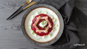 Rode biet carpaccio met paling