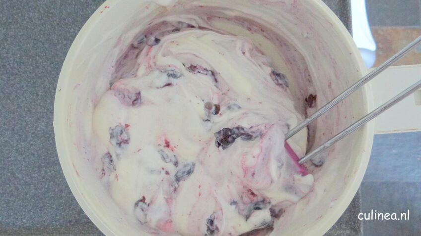 Geitenyoghurt ijs met blauwe bessen