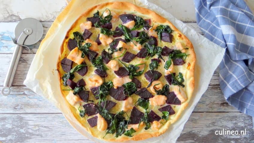 Pizza met zalm en zoete paarse aardappelen