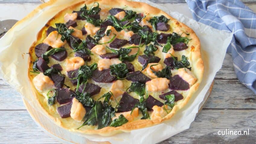 Pizza met zalm en zoete paarse aardappelen