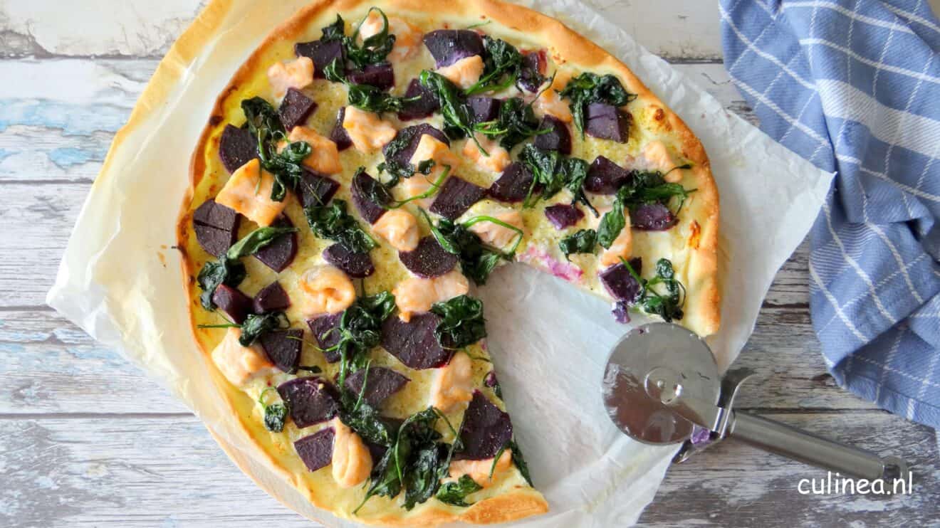 Pizza met zalm en zoete paarse aardappelen