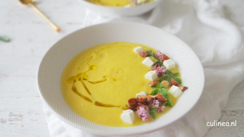 Romige gele courgette soep