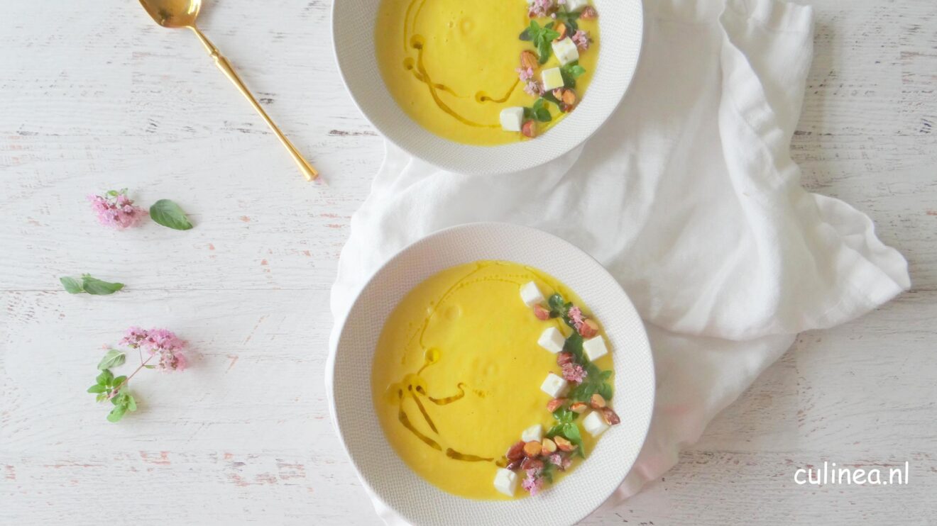 Romige gele courgette soep