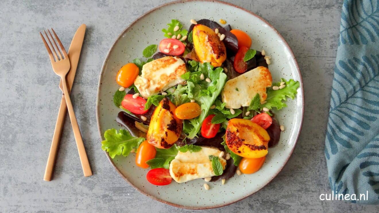 Gegrilde halloumi en nectarine salade