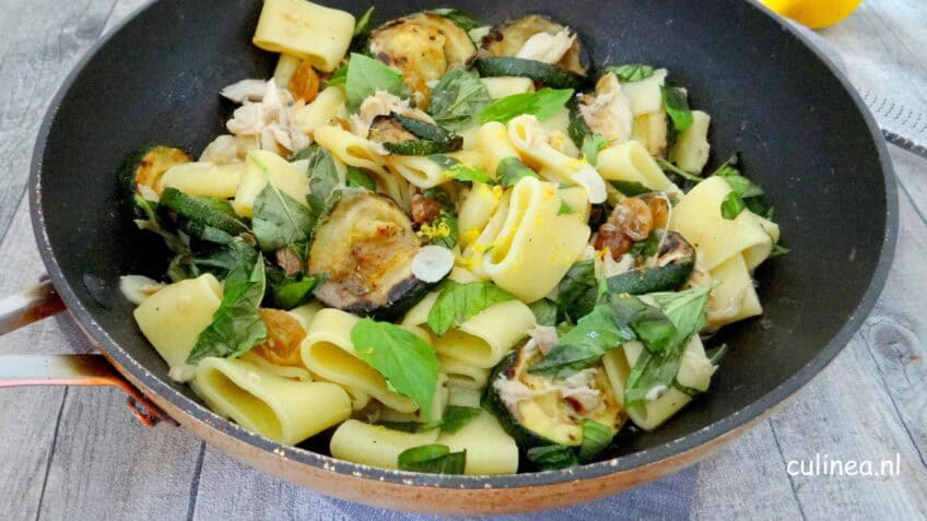 Pasta met courgette, makreel en basilicum