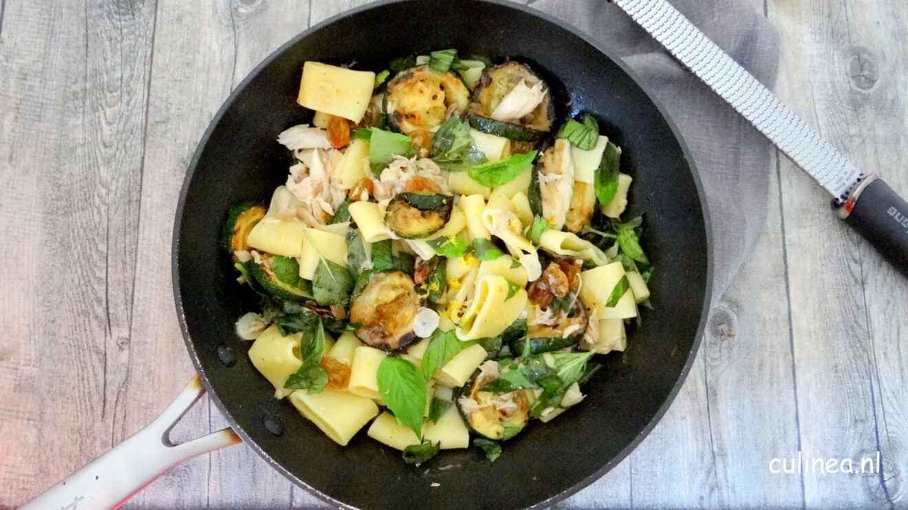 Pasta met courgette, makreel en basilicum