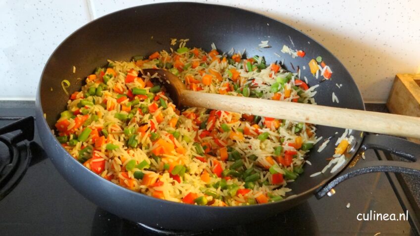 Gebakken rijst met groenten en ei
