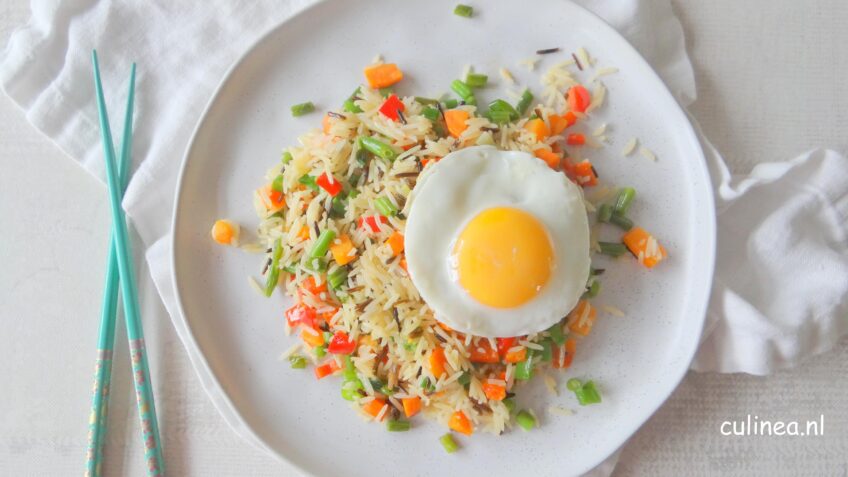 Gebakken rijst met groenten en ei