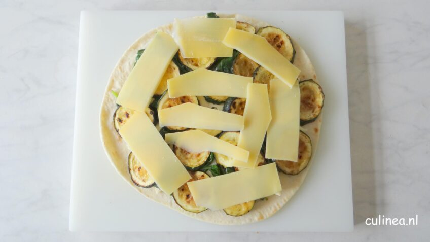 Piadine gevuld met groente en kaas