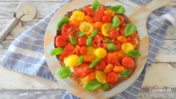 Pizza met ricotta en tomaten