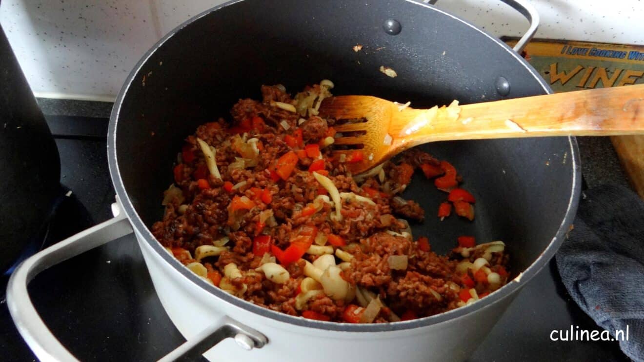 Pasta met vegetarisch gehakt en tomatensaus