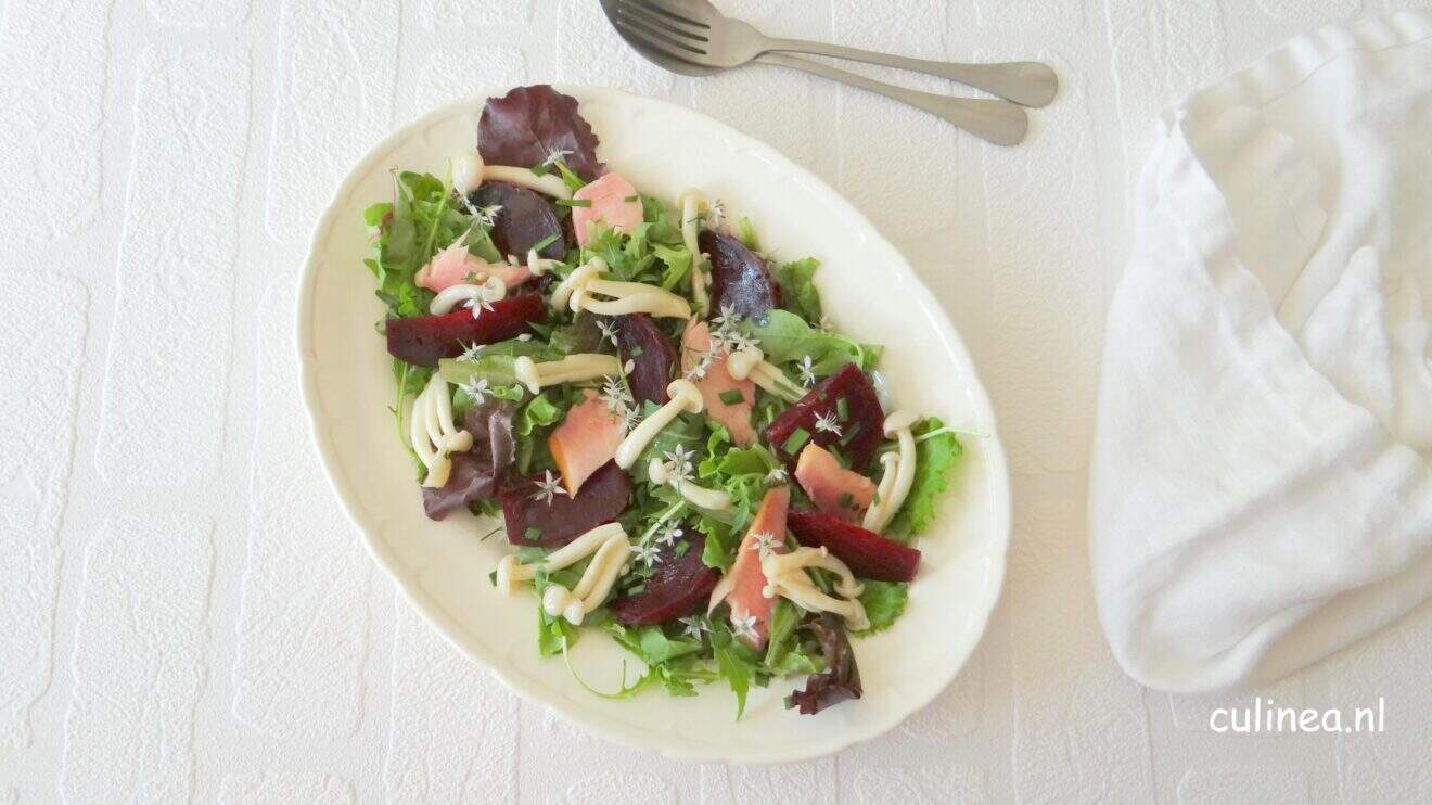 Salade met biet, forel en paddenstoeltjes