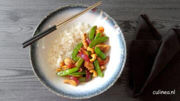 Wokgerecht met kip en cashewnoten