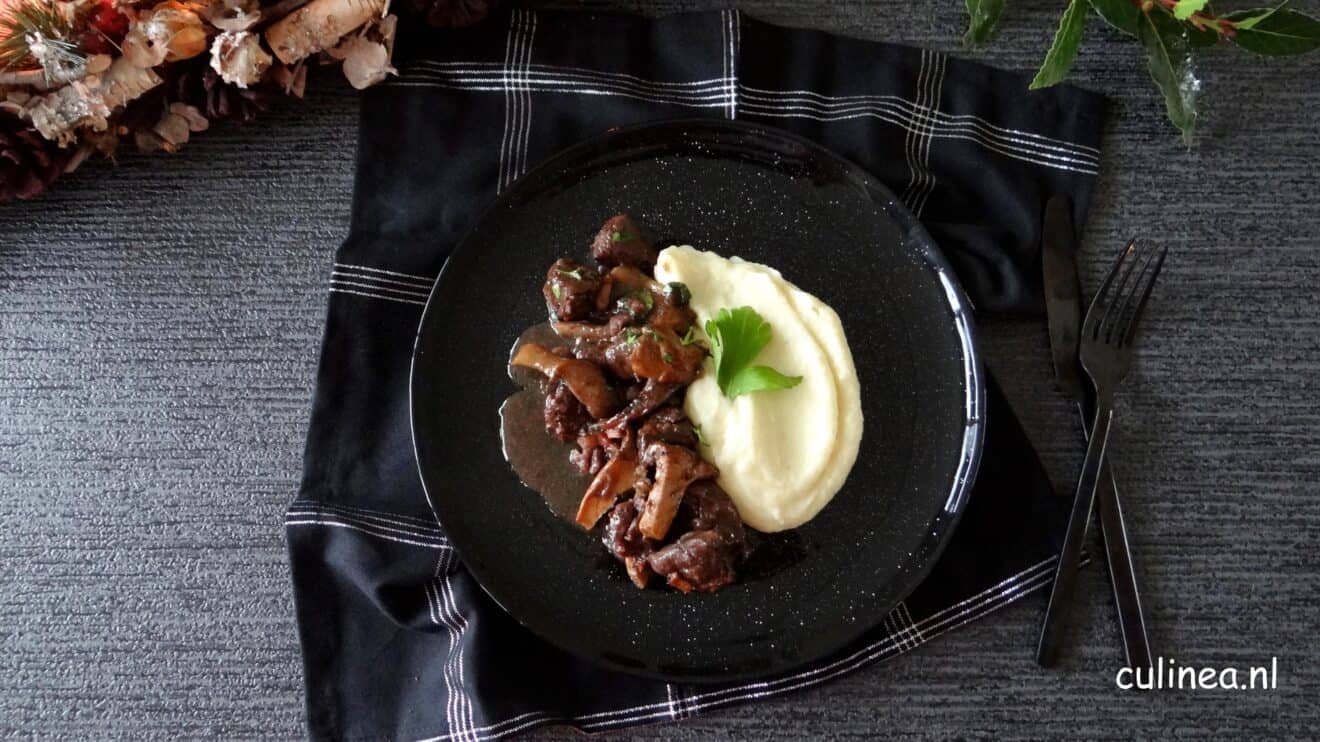 Stoofgerecht van wild en paddenstoelen